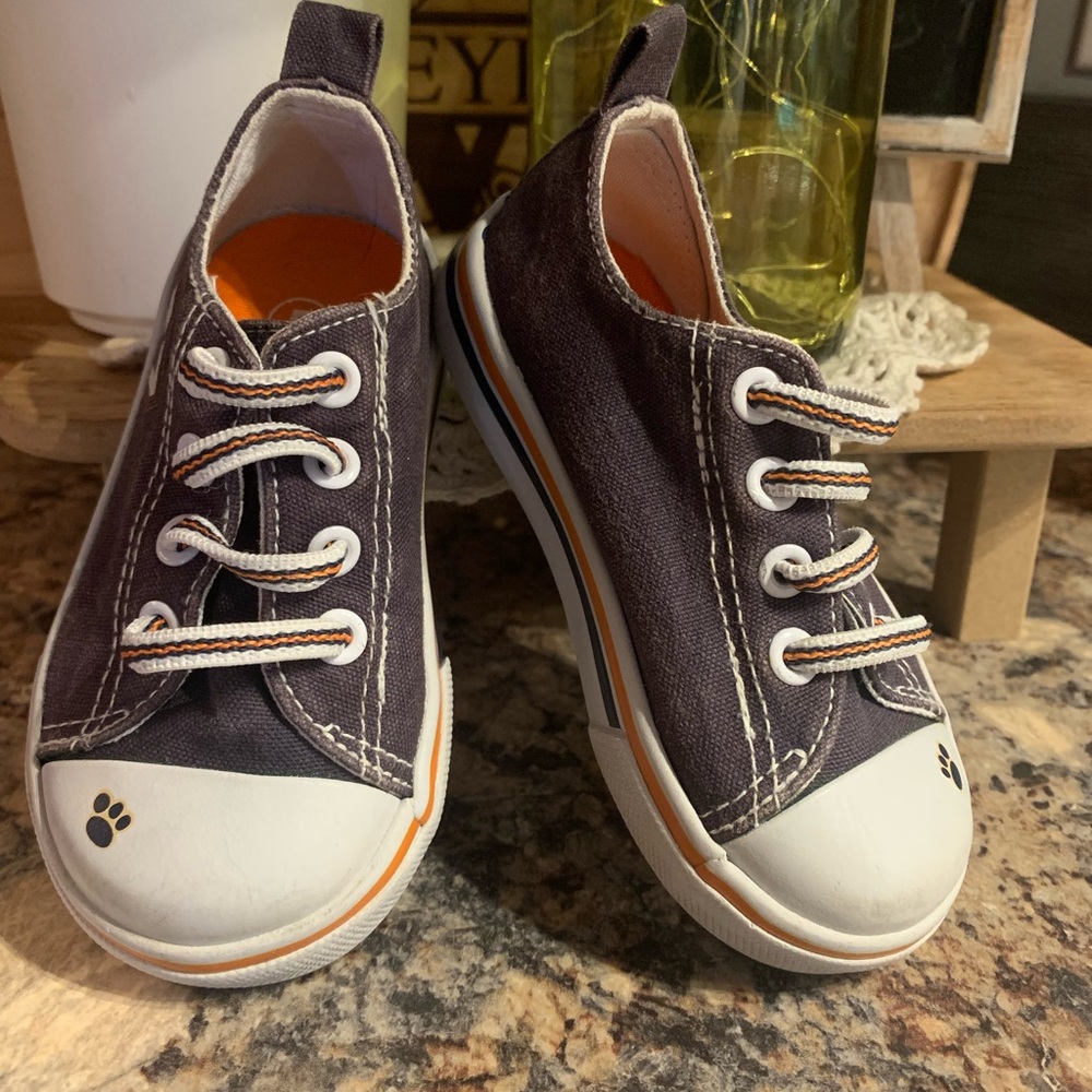 Very cute light used pair of boys Garanimals sz. 5. Plenty more days in these.